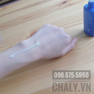 Kết cấu kem chống nắng Senka rất ổn, để trên tay sau 10 giây nhưng vẫn không có hiện tượng bị chảy, dễ dàng để tán đều