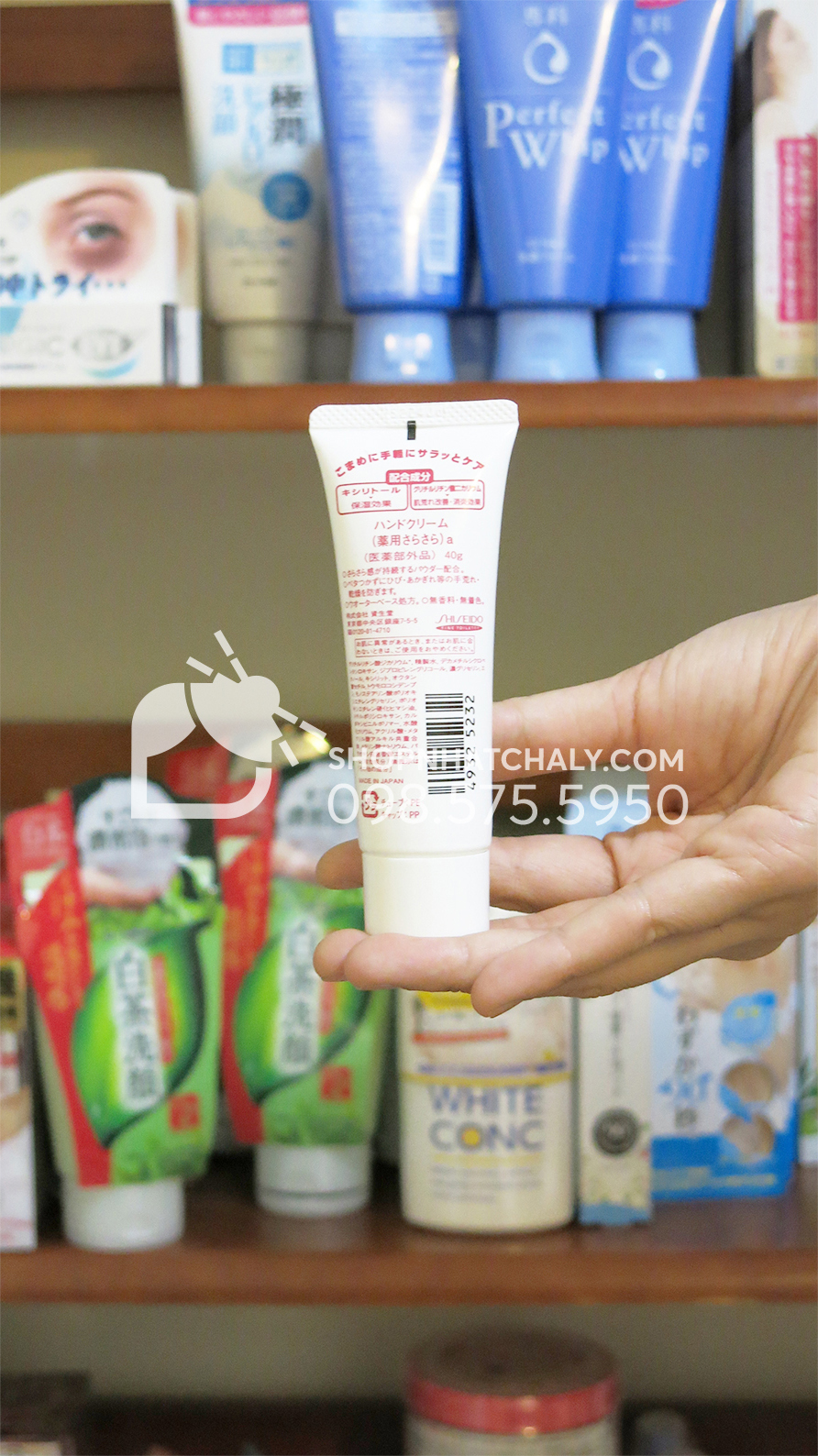 Kem dưỡng da tay và móng tay Nhật Bản Shiseido Hand Cream 40gr sau trên tay