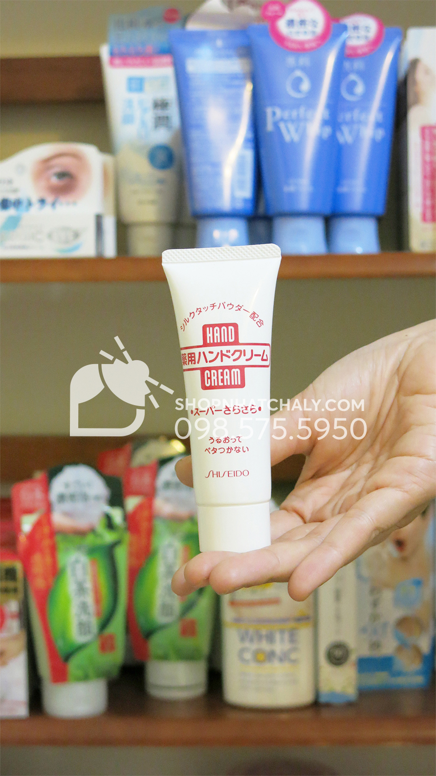 Kem dưỡng da tay và móng tay Nhật Bản Shiseido Hand Cream 40g trên tay
