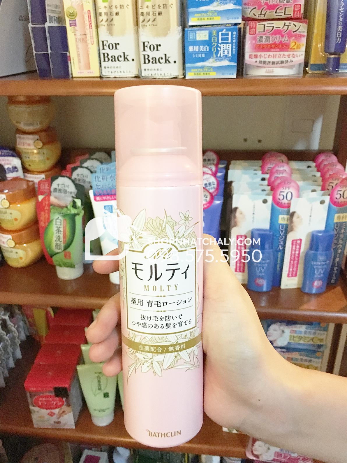 Lotion kích thích mọc tóc chống rụng tóc Nhật Molty 180ml trên tay