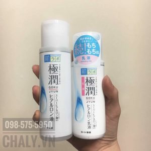 Một chị thì kết hợp bộ nước hoa hồng hada labo màu trắng và chai sữa dưỡng cấp ẩm emulsion để đối phó với cái lạnh mùa đông