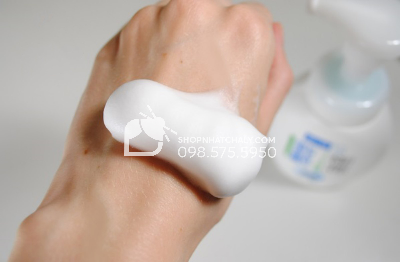 Chọn sữa rửa mặt phù hợp - Thử sản phẩm trước trên da tay