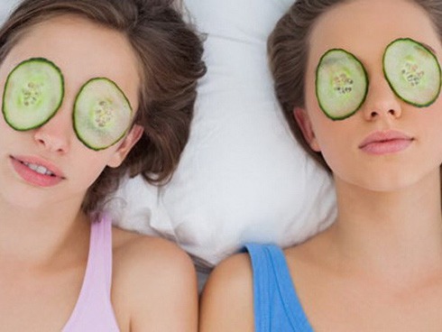 Dưa leo có nhiều dưỡng chất tự nhiên giúp trị quầng thâm mắt bẩm sinh hiệu quả