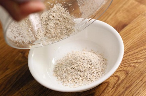 Bột yến mạch kết hợp với mật ong giúp trị mụn lưng nhanh chóng, hiệu quả