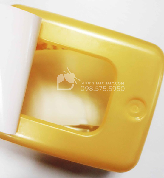 Mặt nạ Melano CC được xếp thành từng miếng đựng trong hộp, khá dễ lấy