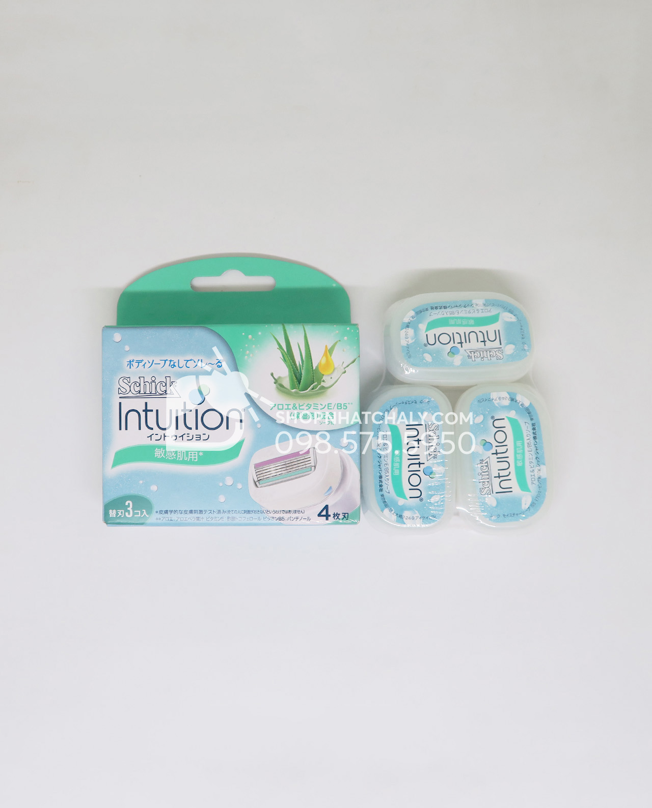 Giá của 01 đầu dao thay thế chỉ 130 ngàn, bằng 1/2 so với bộ dao cạo đầy đủ thông thường. Trong hình là 03 đầu dao