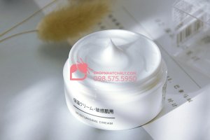 Kem dưỡng da Muji moisturizing cream Nhật 50g nắp nhựa là dòng kem dưỡng ẩm dành riêng cho da nhạy cảm, đảm bảo các tiêu chí không cồn, không paraben, không hương liệu, siêu lành tính