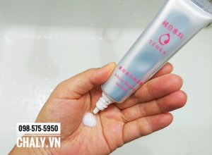 Serum dưỡng trắng Shiseido Senka White Beauty Serum có dạng sệt màu trắng, thẩm thấu nhanh, không bí rích