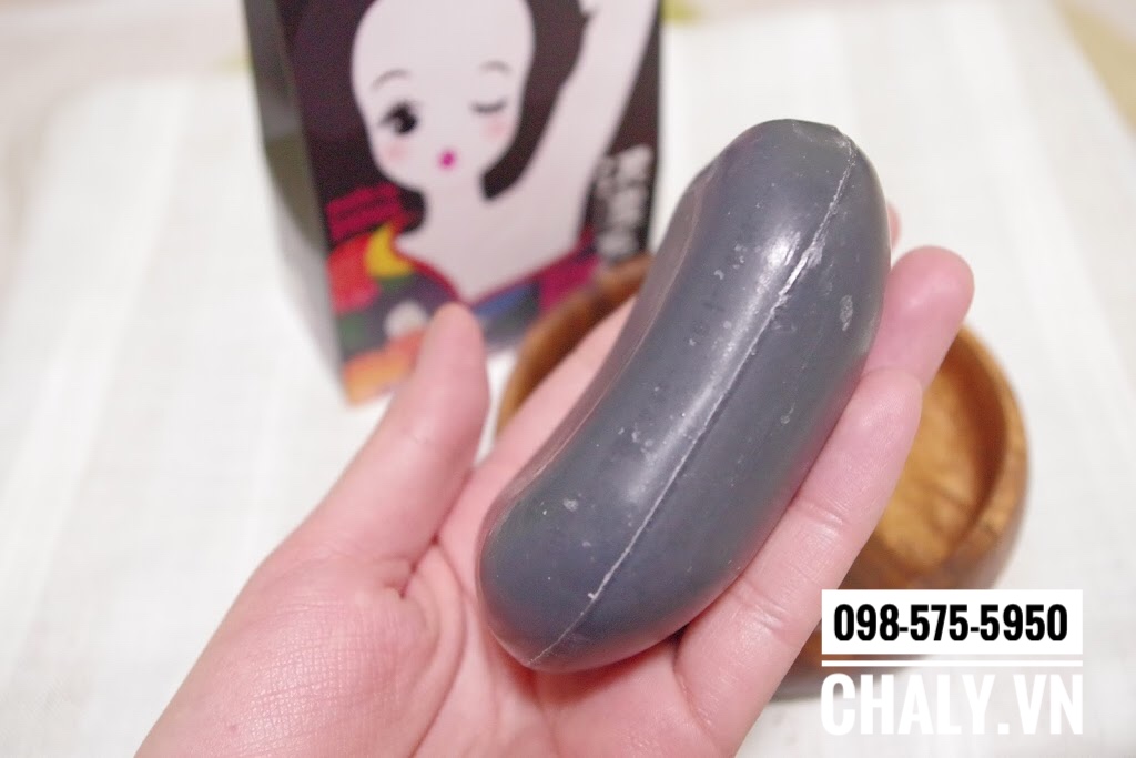 Xà bông trị thâm Pelican Body Scrub có kết cấu các hạt scrub giúp lấy sạch tế bào chết, làm sạch lỗ chân lông