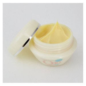 Kem DHC Olive Coenzyme Q10 có màu vàng đặc trưng