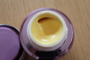 Hũ kem dưỡng da Nhật Bản DHC Q10 cream màu tím sở hữu bảng thành phần rất lành tính, an toàn cho da nhạy cảm. Có thể coi là kem chống lão hoá cho da nhạy cảm tốt nhất