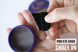 Bên trong hộp thuốc nhuộm tóc đen Nhật Bản tạm thời DHC quick hair color có bánh phấn đi kèm chổi thoa phấn như hình