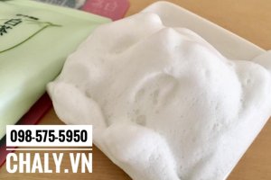 Người dùng review bọt rửa mặt trà trắng shirochasou lên bọt rất mịn, bọt nhỏ dễ dàng lách vào bên trong lỗ chân lông giúp làm sạch sâu da, giảm mụn tốt