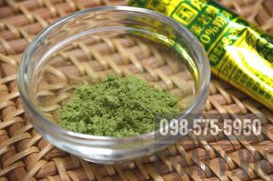 Chất của bột lúa non Nhật 44 gói rất mịn, dễ hoà tan, màu xanh lục, mùi vị matcha thơm ngon