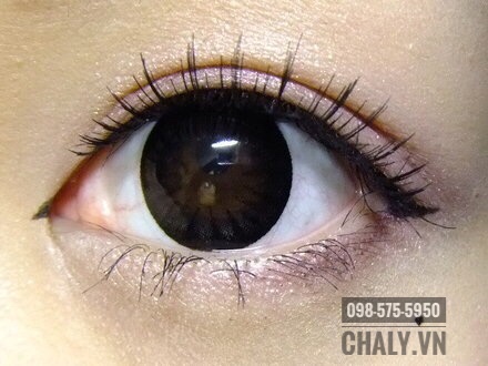 Trang điểm mắt bằng kẻ mắt Dolly Wink Eyeliner