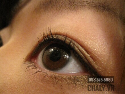 Trang điểm mắt bằng kẻ mắt Dolly Wink Eyeliner