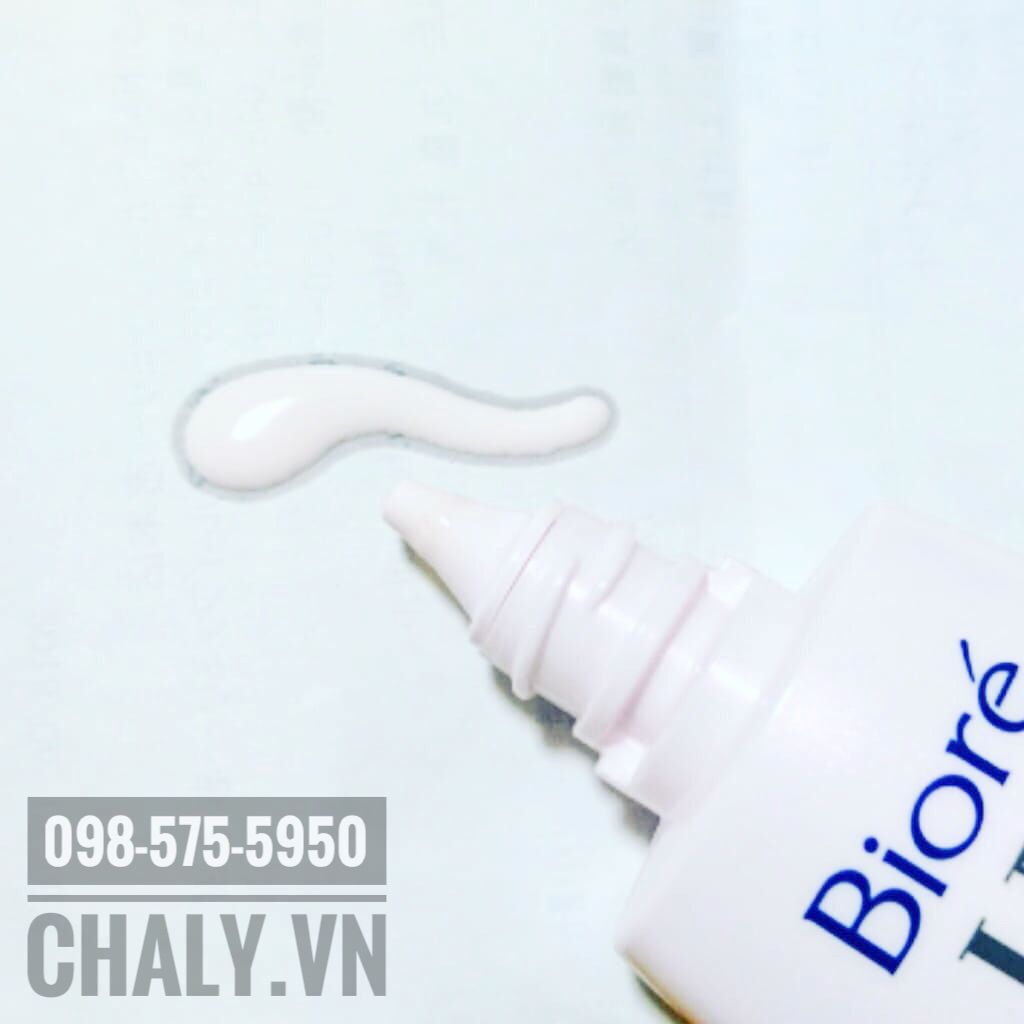 Chống nắng Biore UV Bright Milk có dạng sữa màu hồng phấn như thế này. Khi thoa lên da sẽ giúp nâng tông da sáng hồng tự nhiên ngay trong một nốt nhạc