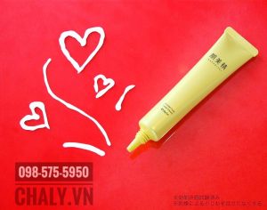 Chất kem của tuýp Kracie Hadabisei wrinkle facial cream sệt mịn, khả năng khoá ẩm tốt giúp bảo vệ độ ẩm cho vùng da nhạy cảm, nhiều nếp nhăn quanh mắt suốt cả đêm