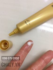 Chất kem của tuýp Kracie Hadabisei wrinkle facial cream sệt mịn, khả năng khoá ẩm tốt giúp bảo vệ độ ẩm cho vùng da nhạy cảm, nhiều nếp nhăn quanh mắt suốt cả đêm