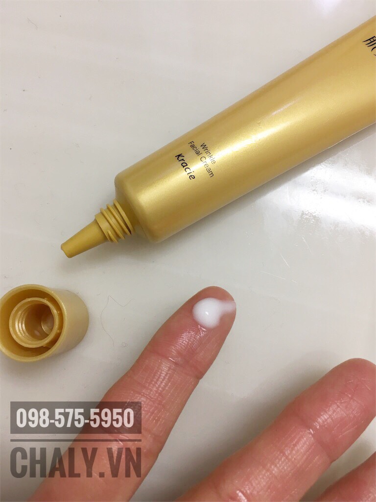 Texture của kem mắt Kracie Hadabisei lỏng, dễ thoa nhưng khả năng khoá ẩm lại rất tốt