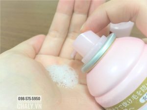 Chai xịt Molty màu hồng có texture lỏng nhẹ như nước thế này á các nàng. Chai Molty đỏ cũng thía luôn. Đầu chai nhọn dễ xịt thẳng vào da đầu, không bẩn tay tẹo nào