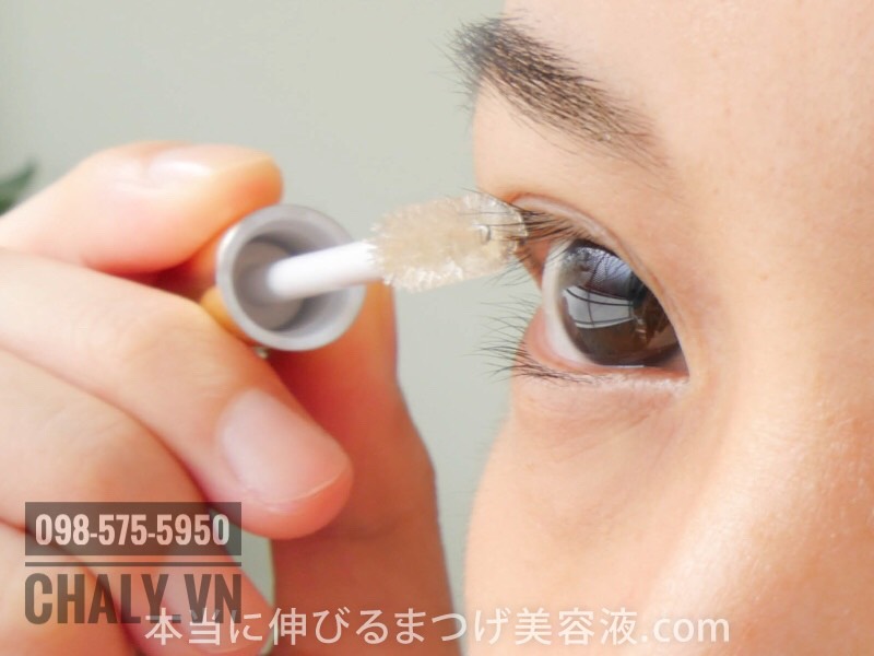 Thiết kế đầu cọ chổi lông dày và mềm của dưỡng mi DHC eyelash tonic pen được đánh giá là tuyệt vời, giúp thoa serum tốt hơn mà không gây khó chịu cho mắt
