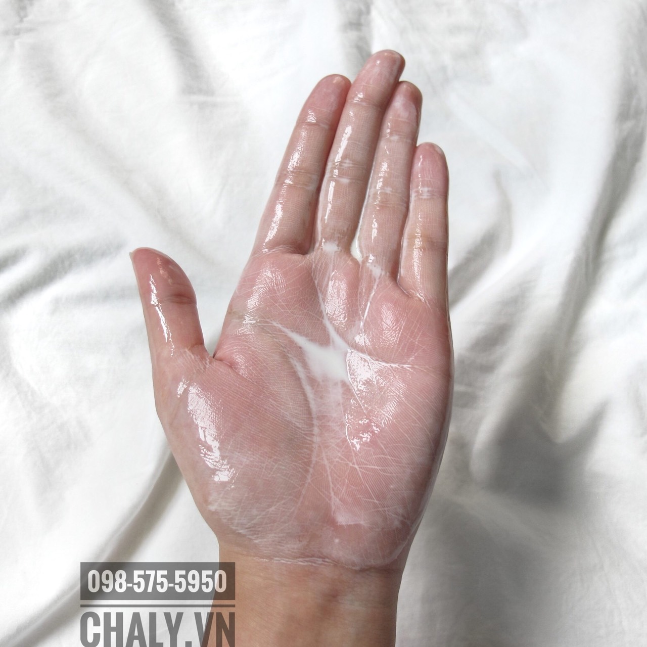 Khi nhũ hoá thì dầu tẩy trang DHC sẽ cho ra lớp sữa đục như thế này