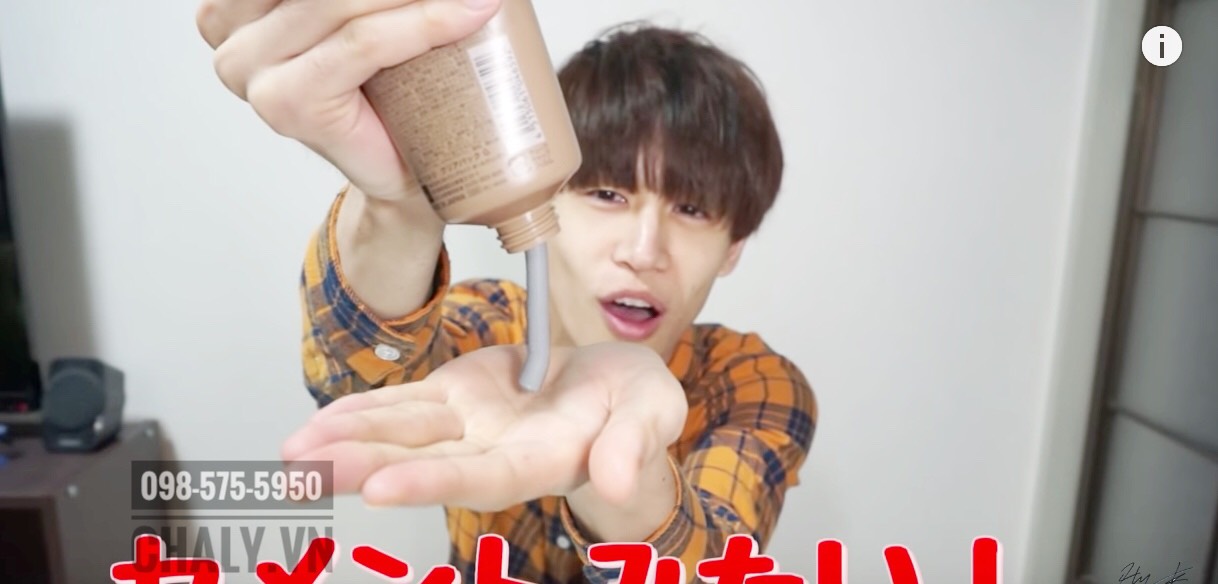 Texture của mặt nạ tsururi nâu màu xám như bùn khoáng thế này, sệt sệt, rất dễ tán trên da