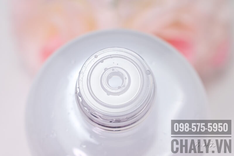 Naturie skin conditioner face lotion 500ml được thiết kế miệng chai nhựa có lỗ nhỏ, dễ điều chỉnh lượng toner ý dĩ lấy ra ngoài