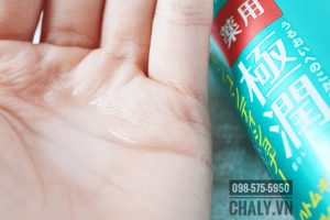 Lotion ý dĩ Nhật Bản của Hada Labo có texture hơi trắng đục, chứa các thành phần dược tính dành riêng cho da mụn giúp kháng viêm, diệt khuẩn