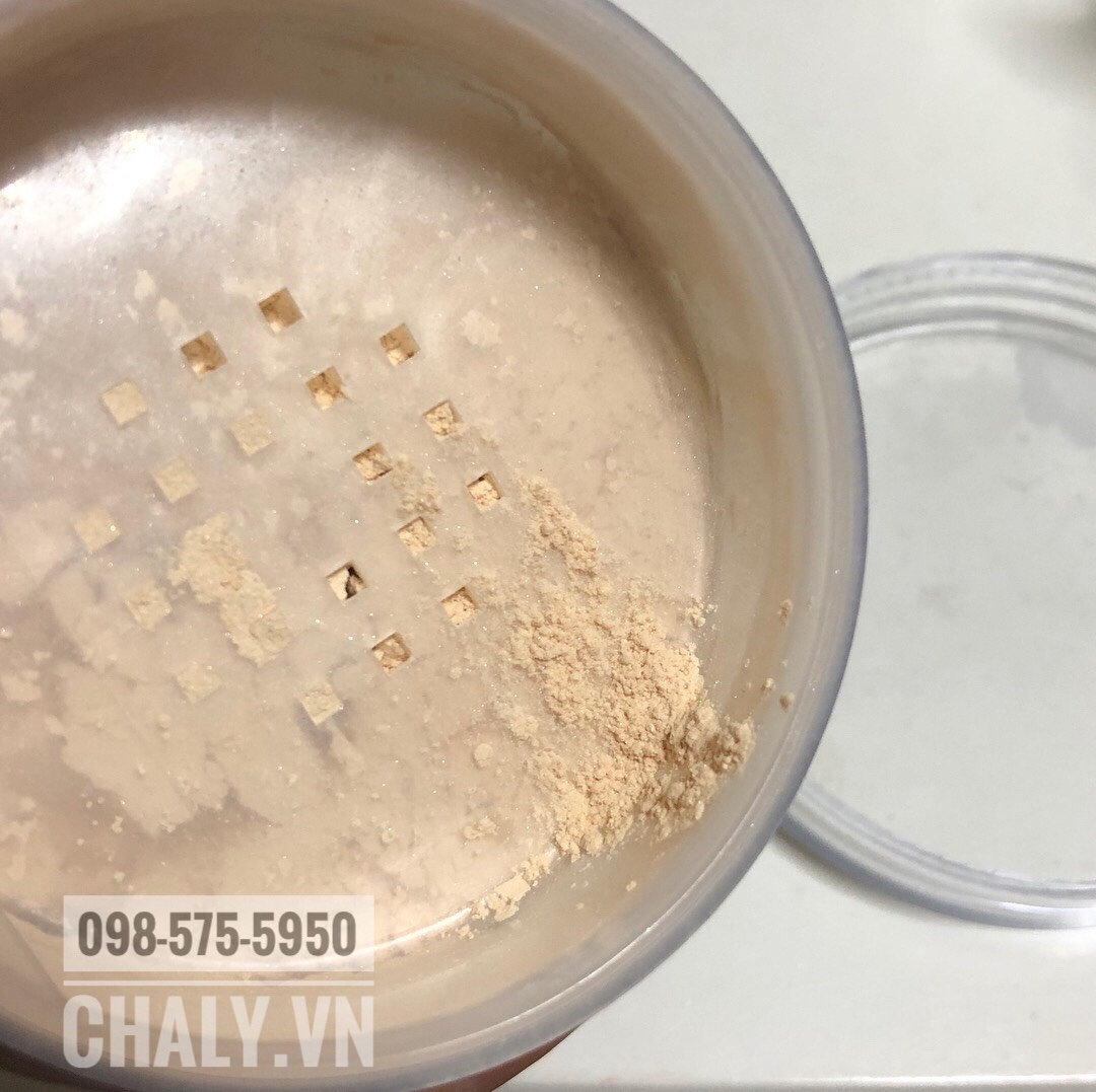 Phấn phủ Muji Loose Powder có ưu điểm là các hạt phấn vô cùng nhỏ mịn, bám da tốt, không lộ phấn