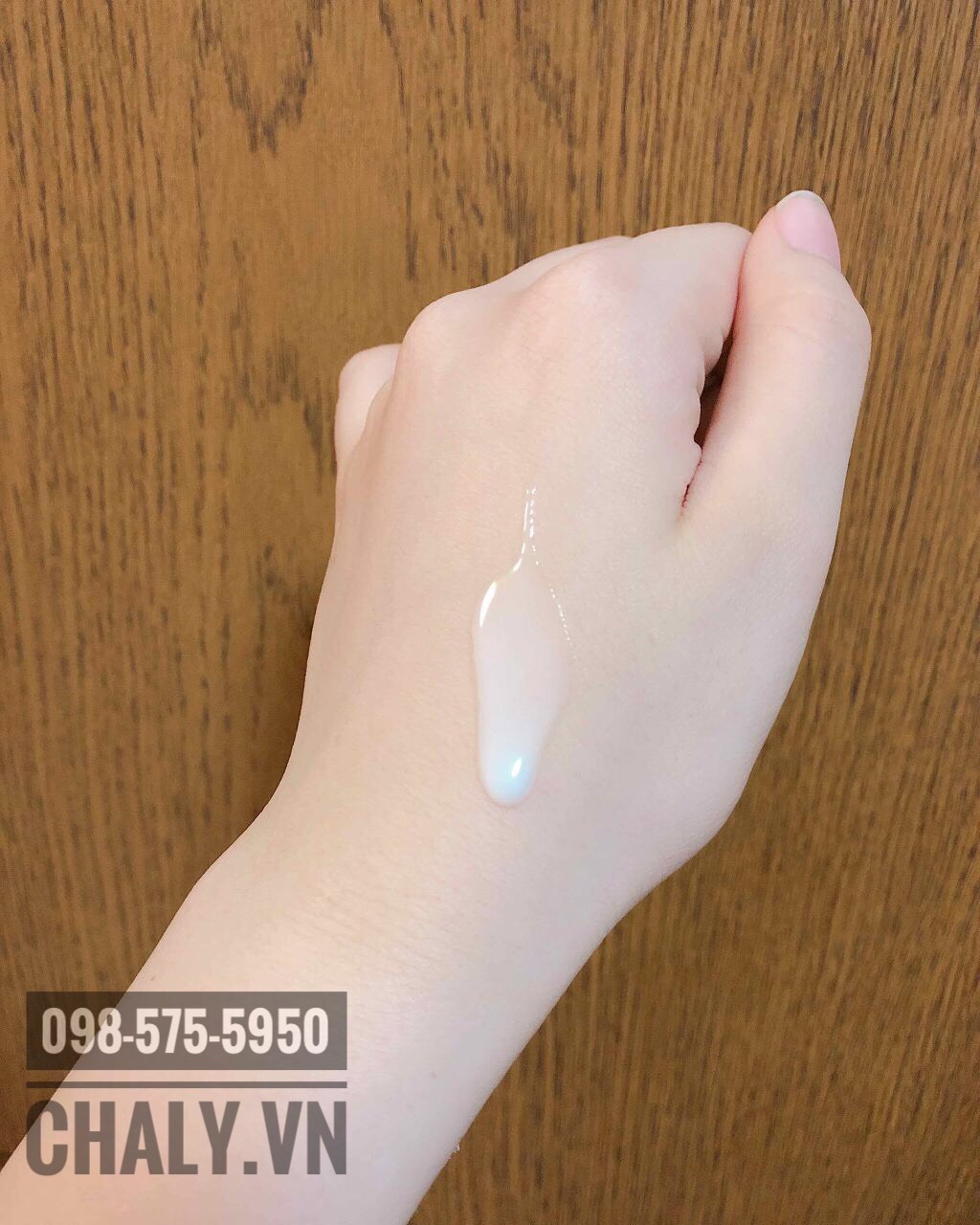 Texture sữa dưỡng thể trắng da Nivea của Nhật lỏng mịn như thế này