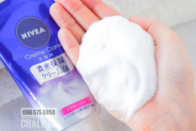 Sữa rửa mặt Nivea của Nhật Bản có thể tạo lớp bọt bông mịn, dày như thế này