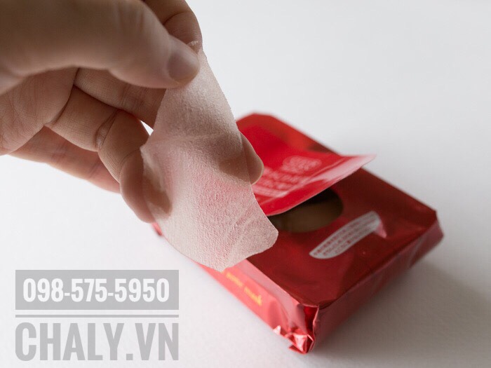 Miếng mặt nạ mắt của Nhật Kose clear turn plumping eye zone mask nhỏ bé nhưng chứa đựng rất nhiều dưỡng chất chống lão hoá và kích thích tái tạo tế bào. Giúp giảm nhăn mắt, quầng thâm và bọng quanh mắt hiệu quả khi sử dụng đều đặn