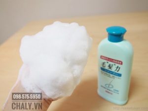 Dầu gội chống rụng tóc của Nhật Bản Lion 200ml có chất màu vàng, gội sạch sâu da đầu và không gây bít tắc nang chân tóc