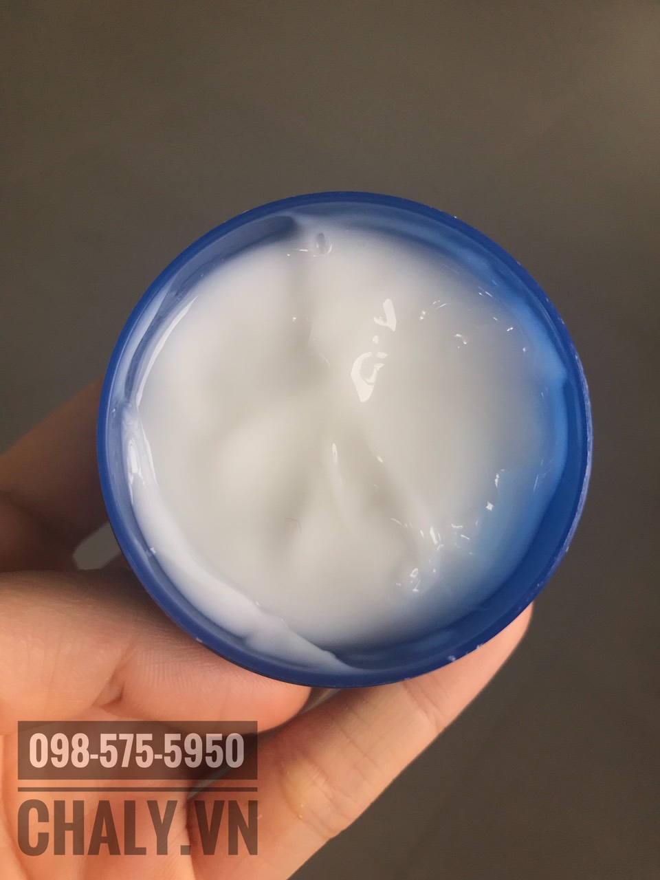 Kem dưỡng ẩm Hada Labo màu xanh có texture dạng kem lai gel, lỏng nhẹ, tan như nước khi tiếp xúc với da. Không gây mụn. Phù hợp da dầu và da hỗn hợp