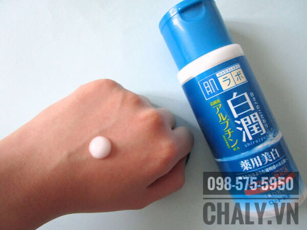 Em sữa dưỡng trắng da hada labo có kết cấu nằm giữa kem và emulsion, hơi sệt. Mới lấy ra một giọt thôi mà được lượng như kia rồi. Mỗi lần mình dùng cả mặt chỉ hết khoảng 2 giọt, rất tiết kiệm