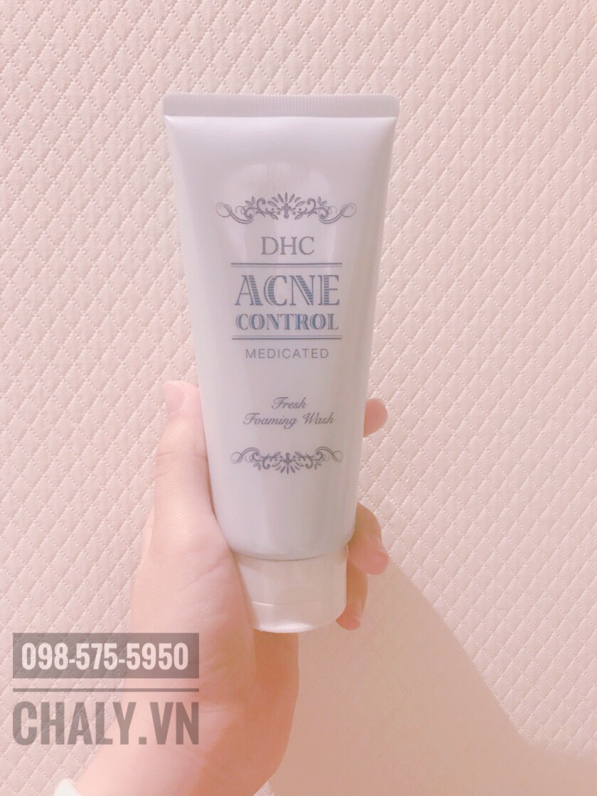 Sữa rửa mặt DHC Acne Control Review: Bọt mềm mịn và trị mụn cực tốt, thành phần thì không cồn lành tính. Mình mang bầu lại còn da nhạy cảm, dùng vô tư lun
