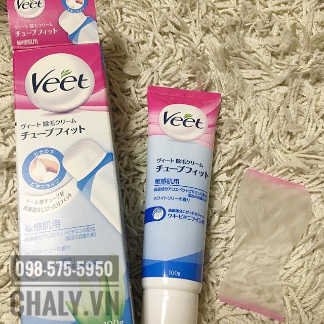 Tẩy lông Veet có tẩy lông vùng kín hiệu quả, được chị em Nhật Bản ưa chuộng lâu nay. Tuýp kem tẩy lông vùng kín Veet đi kèm cây spatula giúp việc thoa kem và gạt lông dễ dàng, không bẩn tay
