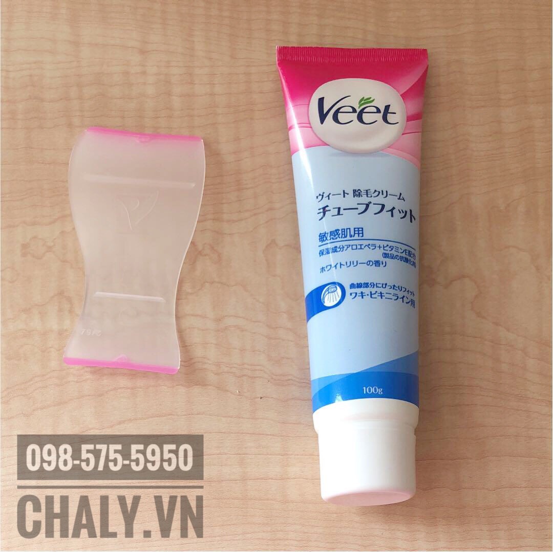 Review kem tẩy lông Veet vùng kín chính hãng của Nhật: Vỏ nhựa hơi mỏng nhưng thiết kế dễ thương. Đi kèm cây gạt kem