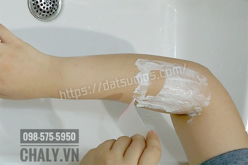Tẩy lông vùng kín bằng kem Veet rất dễ dàng với vài thao tác đơn giản, diễn ra trong 5-10 phút. Dùng cây spatula sẽ giúp bạn không bị bẩn tay trong quá trình tẩy lông