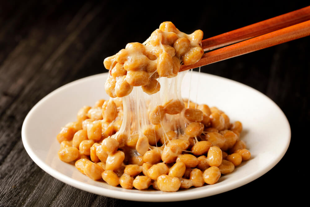 Món ăn Natto Nhật truyền thống của người Nhật. Tuy có vị khó ăn, nhưng natto của Nhật chứa nhiều nattokinase, rất tốt cho sức khoẻ, có tác dụng chống đột quỵ, chống tai biến, tăng tuổi thọ