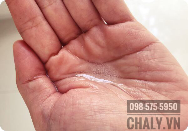 Hadanomy collagen mist review: Texture hơi sệt hơn so với xịt khoáng thông thường, nhưng vẫn đủ lỏng nhẹ, thẩm thấu nhanh và không gây bí rích