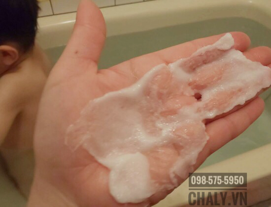 Muối tắm trắng của Nhật kiêm muối tắm tẩy da chết Sana Esteny có kết cấu các hạt muối siêu nhỏ không gây tổn thương cho da, rất dịu nhẹ