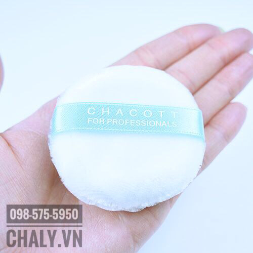 Phấn khoáng chống nắng Nhật Chacott cool màu xanh đi kèm bông phấn xịn xò của Chacott nên chị em không cần tốn thêm tiền mua bông phấn rời nhé