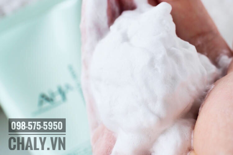 Sữa rửa mặt AHA Nhật lên bọt mịn và bông xốp, thành phần gồm toàn chiết xuất từ thiên nhiên, thành phần dưỡng ẩm da cũng cực kỳ độc đáo, không làm mất lớp dầu tự nhiên của da