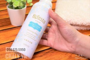 Sữa rửa mặt Bifesta của Nhật dạng chai tạo bọt sẵn, khả năng làm sạch da sâu, công thức độc đáo chứa soda giúp lỗ chân lông thông thoáng, ngừa mụn, sạch mụn đầu đen