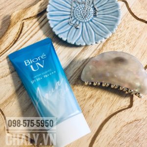 Kem chống nắng biore aqua rich có texture lỏng mịn, tan như nước. Sau khi thoa da bóng mượt nhưng không nhờn dính