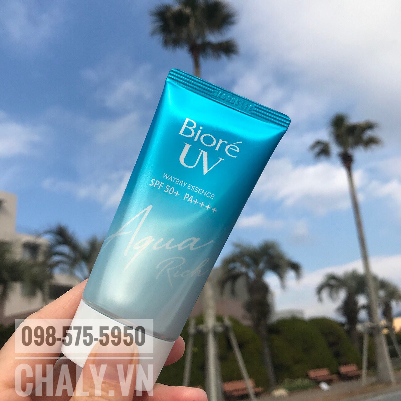 Bao bì tuýp kem chống nắng Biore spf 50 pa++++ mẫu mới nhất 2019 có thiết kế chữ Aqua Rich viết chéo ngang thân tuýp nhìn rất nghệ thuật