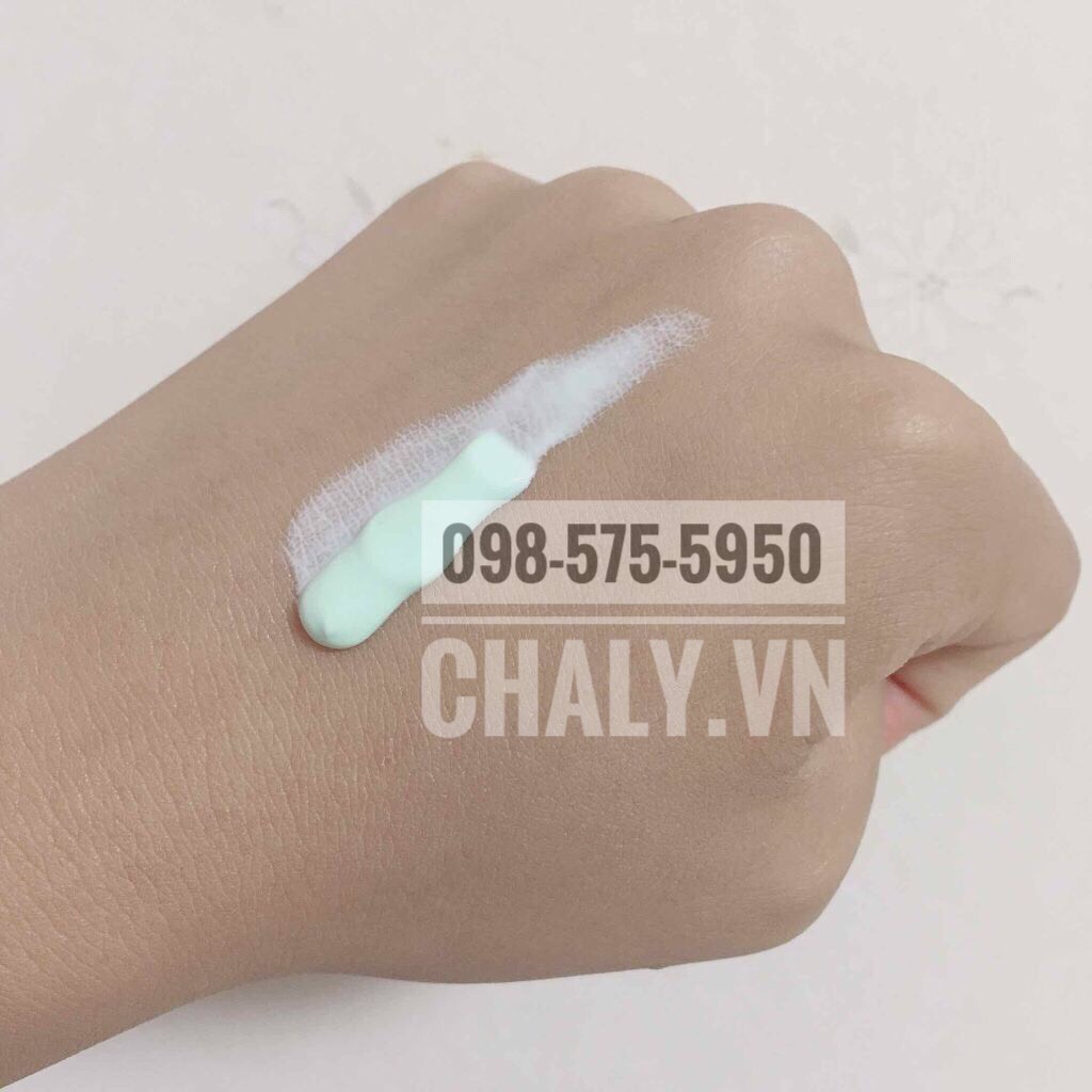 Cận cảnh texture kem chống nắng skin aqua cho da mụn tone màu xanh lá mint, lỏng nhẹ thấm nhanh, che phủ lỗ chân lông và làm dịu da tốt